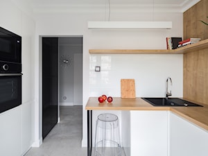 Modern glamour - Średnia otwarta biała z zabudowaną lodówką z podblatowym zlewozmywakiem kuchnia w kształcie litery u, styl minimalistyczny - zdjęcie od Dariusz Jarząbek
