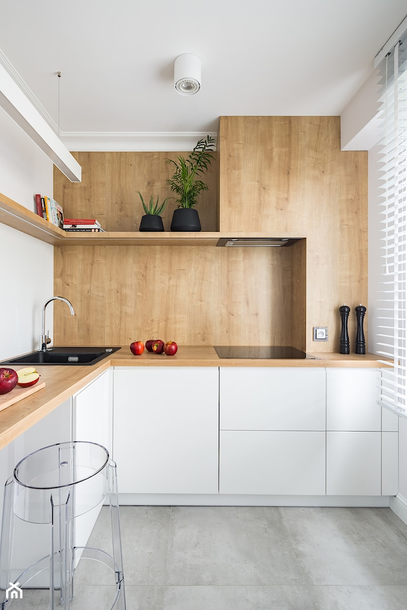 Modern glamour - Średnia zamknięta biała z zabudowaną lodówką z nablatowym zlewozmywakiem kuchnia w kształcie litery l z oknem, styl minimalistyczny - zdjęcie od Dariusz Jarząbek