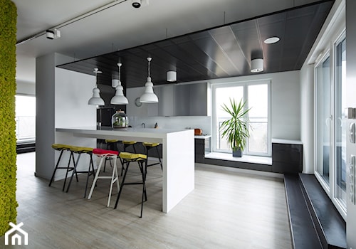 Mieszkanie w czerni - Duża otwarta z salonem biała z zabudowaną lodówką kuchnia w kształcie litery l z wyspą lub półwyspem z oknem - zdjęcie od DNAarchitekci