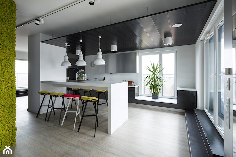 Mieszkanie w czerni - Duża otwarta z salonem biała z zabudowaną lodówką kuchnia w kształcie litery l z wyspą lub półwyspem z oknem - zdjęcie od DNAarchitekci