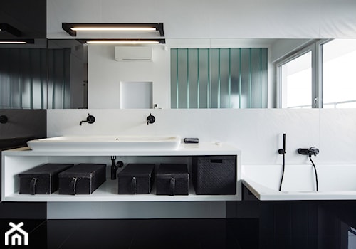Mieszkanie w czerni - Średnia z lustrem z dwoma umywalkami łazienka z oknem - zdjęcie od DNAarchitekci