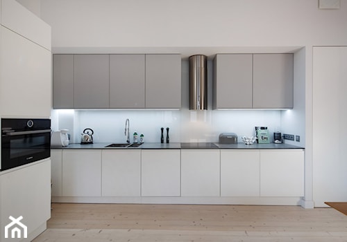 Przytulne mieszkanie - Średnia otwarta z kamiennym blatem biała z zabudowaną lodówką z lodówką wolnostojącą z podblatowym zlewozmywakiem kuchnia w kształcie litery l - zdjęcie od DNAarchitekci