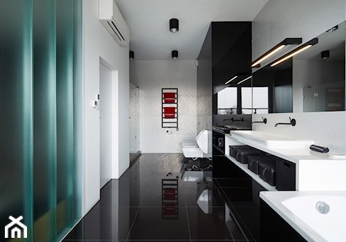Mieszkanie w czerni - Duża z dwoma umywalkami z punktowym oświetleniem łazienka z oknem - zdjęcie od DNAarchitekci