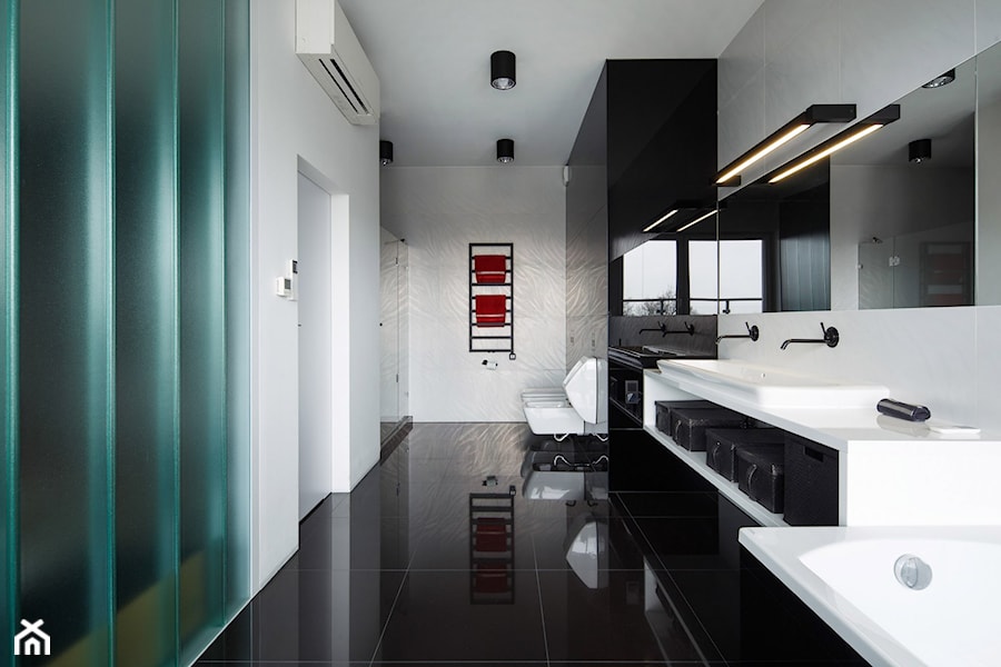 Mieszkanie w czerni - Duża z dwoma umywalkami z punktowym oświetleniem łazienka z oknem - zdjęcie od DNAarchitekci