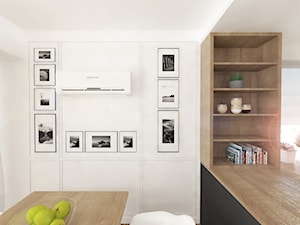 Przestronne mieszkanie w drewnie - Mała otwarta z salonem biała kuchnia dwurzędowa z oknem - zdjęcie od DNAarchitekci