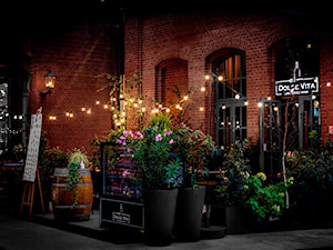 Girlandy świetlne w ogródku restauracyjnym - zdjęcie od SwiatGirland.pl