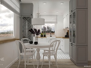 Białe kuchnie w stylu klasycznym - Mała otwarta biała z zabudowaną lodówką z lodówką wolnostojącą z nablatowym zlewozmywakiem kuchnia w kształcie litery u z oknem, styl tradycyjny - zdjęcie od Outline of Design
