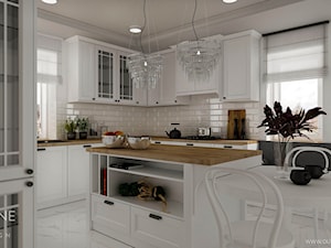 Białe kuchnie w stylu klasycznym - Duża otwarta biała z zabudowaną lodówką z nablatowym zlewozmywakiem kuchnia w kształcie litery u z wyspą lub półwyspem z oknem z marmurową podłogą, styl tradycyjny - zdjęcie od Outline of Design
