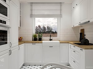 Białe kuchnie w stylu klasycznym - Mała otwarta szara z zabudowaną lodówką z nablatowym zlewozmywakiem kuchnia w kształcie litery u z oknem, styl tradycyjny - zdjęcie od Outline of Design