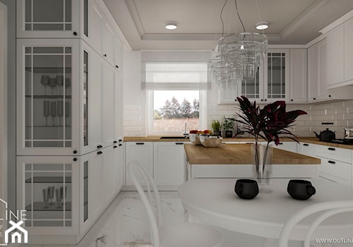 Białe kuchnie w stylu klasycznym - Duża otwarta szara z zabudowaną lodówką z nablatowym zlewozmywakiem kuchnia w kształcie litery u z wyspą lub półwyspem z oknem z marmurową podłogą, styl tradycyjny - zdjęcie od Outline of Design