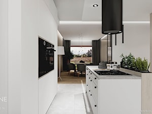 Dom jednorodzinny w stylu nowoczesnym 2 - Średnia otwarta z kamiennym blatem biała z zabudowaną lodówką kuchnia dwurzędowa z oknem, styl nowoczesny - zdjęcie od Outline of Design