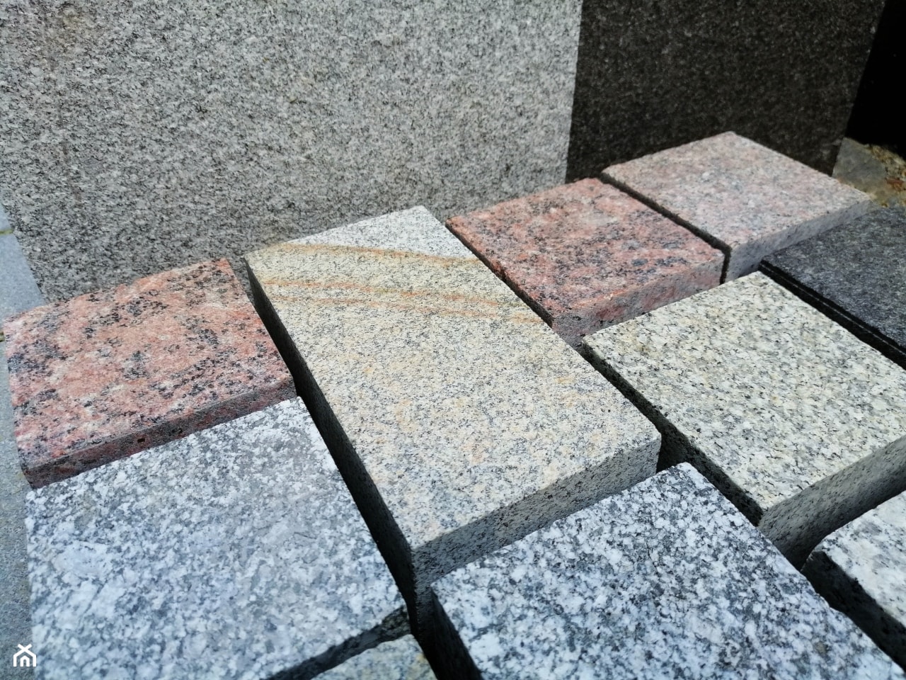 Próbki - kostka granitowa - zdjęcie od Granit Naturalny | płyty granitowe, kostka granitowa, schody, oporniki i krawężniki - Homebook