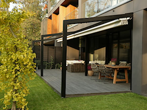 Tarasola Light - Mały z meblami ogrodowymi taras z tyłu domu, styl nowoczesny - zdjęcie od Tarasola