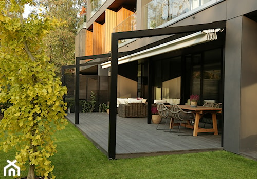 Tarasola Light - Mały z meblami ogrodowymi taras z tyłu domu, styl nowoczesny - zdjęcie od Tarasola
