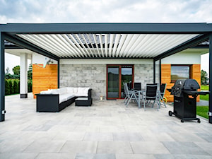 Tarasola Technic - Duży z meblami ogrodowymi taras z tyłu domu, styl nowoczesny - zdjęcie od Tarasola