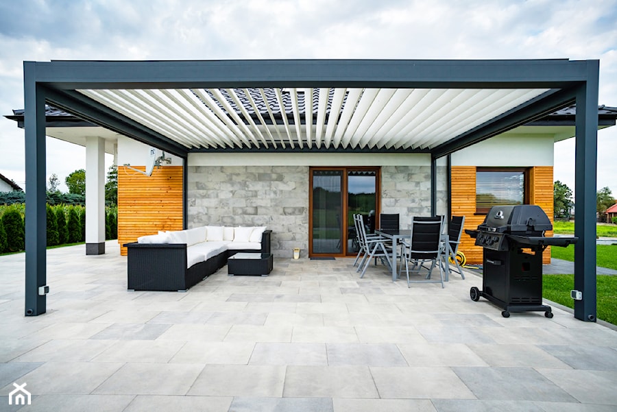 Tarasola Technic - Duży z meblami ogrodowymi taras z tyłu domu, styl nowoczesny - zdjęcie od Tarasola