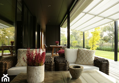 Tarasola Light - Duży z podłogą z desek z meblami ogrodowymi taras z tyłu domu, styl nowoczesny - zdjęcie od Tarasola