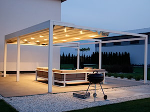 Tarasola Flat - Duży z meblami ogrodowymi taras z tyłu domu, styl nowoczesny - zdjęcie od Tarasola