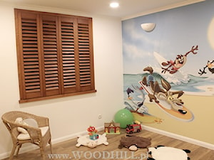 Sypialnia dziecięca z okiennicą Woodhill Shutters - zdjęcie od WOODHILL SHUTTERS