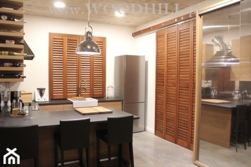 kuchnia w stylu industrialnym z Woodhill Shutters - zdjęcie od WOODHILL SHUTTERS