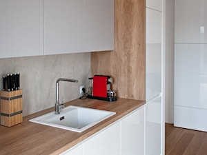 Kuchnia w nowym budownictwie - Mała zamknięta biała szara z lodówką wolnostojącą z nablatowym zlewozmywakiem kuchnia jednorzędowa, styl nowoczesny - zdjęcie od Meble Melonka