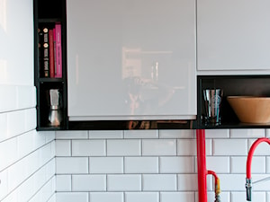 Kuchnia w bloku - Średnia z kamiennym blatem biała z zabudowaną lodówką z nablatowym zlewozmywakiem kuchnia jednorzędowa, styl nowoczesny - zdjęcie od Meble Melonka