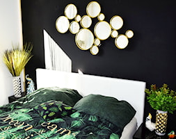 Mała biała czarna sypialnia, styl nowoczesny - zdjęcie od Strefa Livingu - Homebook