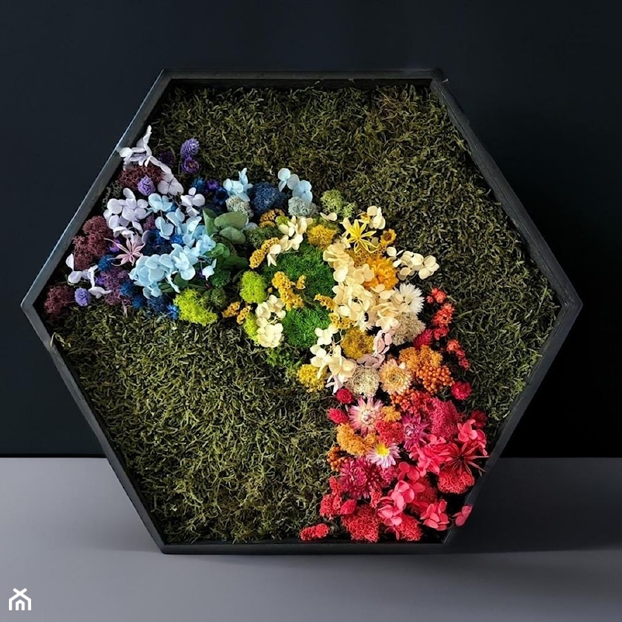 Obraz heksagonalny, heksagon z naturalnym mchem i kwiatami stabilizowanymi i suszonymi - zdjęcie od NORDMOSS