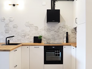 Mała otwarta z salonem biała szara z zabudowaną lodówką z nablatowym zlewozmywakiem kuchnia w kształcie litery u, styl industrialny - zdjęcie od Natalia Klim-Matuszewska