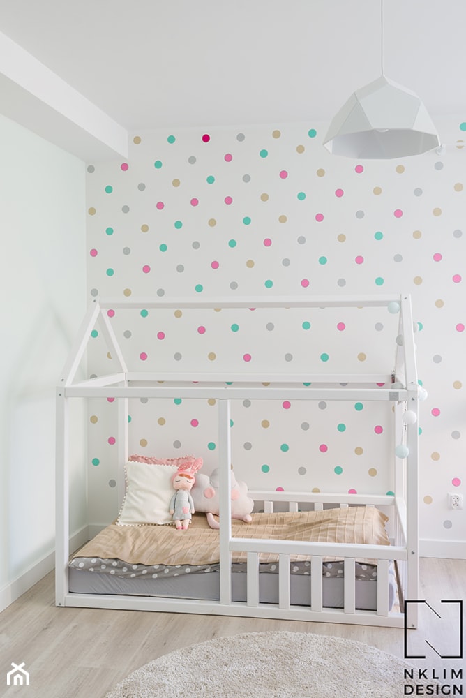 Projekt mieszkania o pow. 63 m2 w Świdnicy - Mały biały pokój dziecka dla dziecka dla chłopca dla dziewczynki, styl nowoczesny - zdjęcie od Natalia Klim-Matuszewska