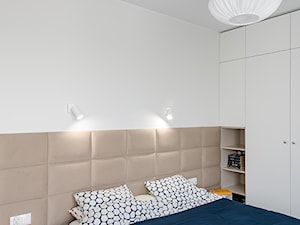 Projekt mieszkania o pow. 63 m2 w Świdnicy - Mała biała sypialnia, styl nowoczesny - zdjęcie od Natalia Klim-Matuszewska
