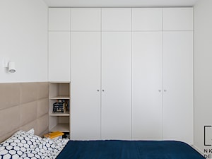 Projekt mieszkania o pow. 63 m2 w Świdnicy - Mała biała sypialnia, styl nowoczesny - zdjęcie od Natalia Klim-Matuszewska