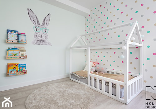 Projekt mieszkania o pow. 63 m2 w Świdnicy - Średni biały szary pokój dziecka dla dziecka dla dziewczynki, styl nowoczesny - zdjęcie od Natalia Klim-Matuszewska