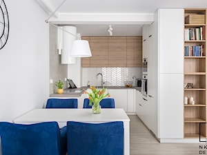 Projekt mieszkania o pow. 63 m2 w Świdnicy - Mała otwarta z salonem biała szara z zabudowaną lodówką kuchnia w kształcie litery u, styl nowoczesny - zdjęcie od Natalia Klim-Matuszewska