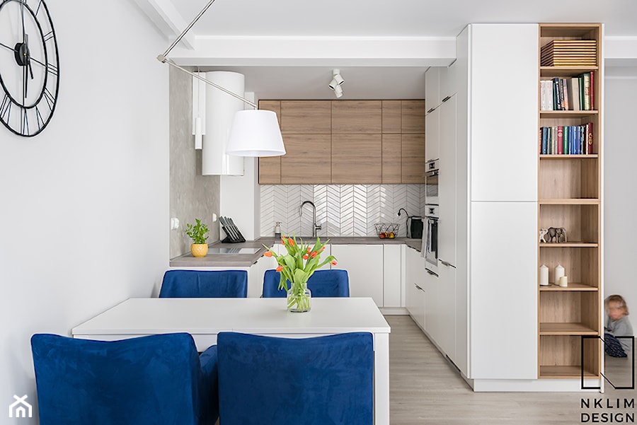 Projekt mieszkania o pow. 63 m2 w Świdnicy - Mała otwarta z salonem biała szara z zabudowaną lodówką kuchnia w kształcie litery u, styl nowoczesny - zdjęcie od Natalia Klim-Matuszewska