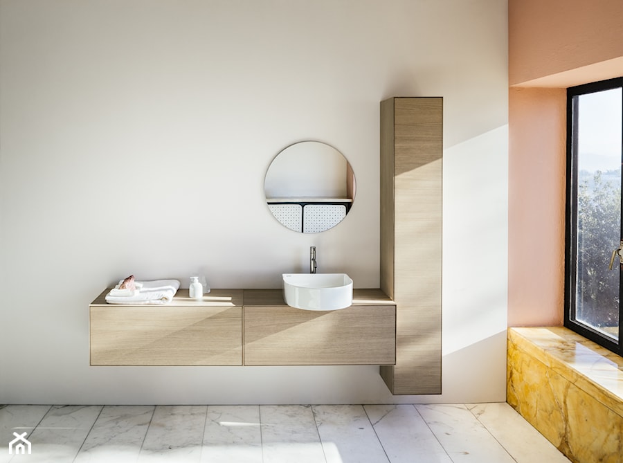 KOLEKCJA BOUTIQUE_SONAR_KARTEL BY LAUFEN - Mała średnia łazienka z oknem, styl minimalistyczny - zdjęcie od Laufen