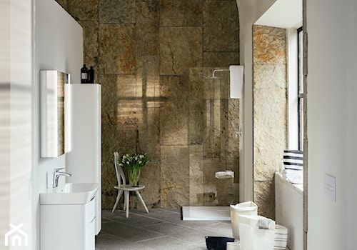 TOALETA MYJĄCA CLEANET NAVIA - Duża na poddaszu z lustrem łazienka z oknem, styl rustykalny - zdjęcie od Laufen