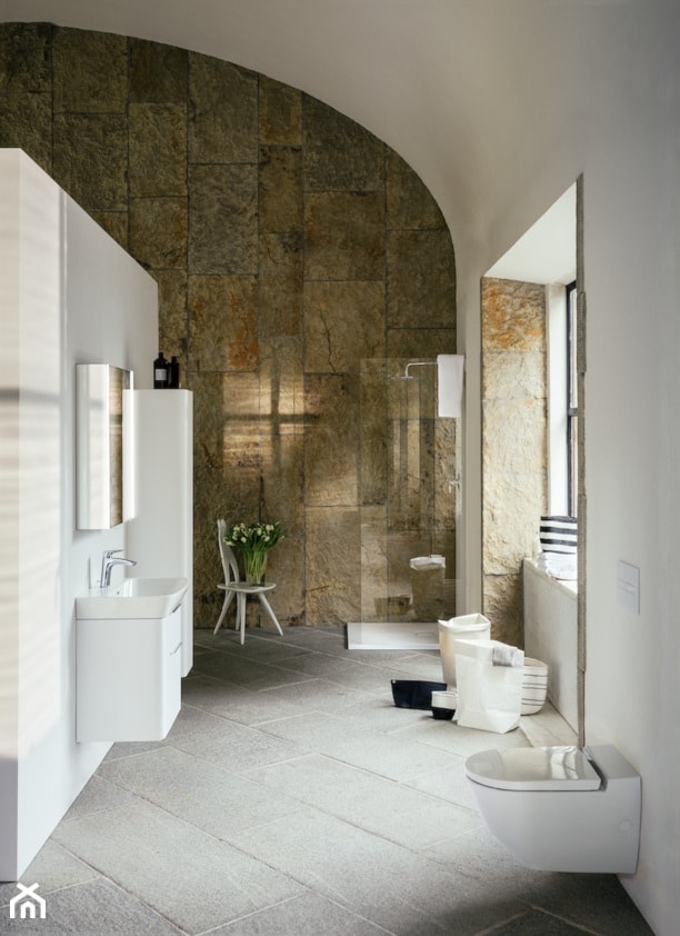 TOALETA MYJĄCA CLEANET NAVIA - Duża na poddaszu z lustrem łazienka z oknem, styl rustykalny - zdjęcie od Laufen
