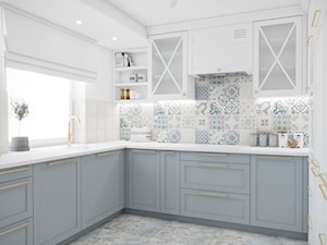 Przytulne mieszkanie w domowym stylu - Średnia otwarta biała niebieska szara z zabudowaną lodówką z podblatowym zlewozmywakiem kuchnia w kształcie litery u z oknem, styl tradycyjny - zdjęcie od PROSTY UKŁAD - ARCHITEKTURA WNĘTRZ