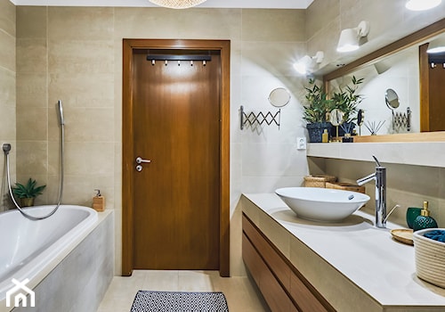 Metamorfoza mieszkania Al. Wilanowska - Średnia bez okna z lustrem łazienka, styl glamour - zdjęcie od HomeReFresh_byAnia