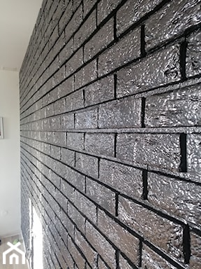 metaliczna ściana