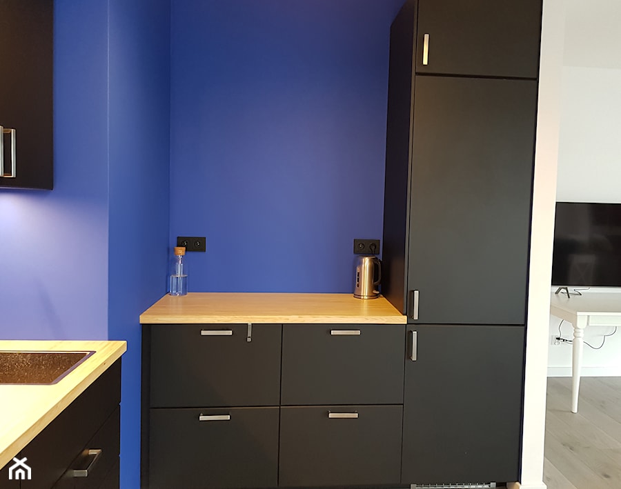 Kolor w kuchni - Mała otwarta niebieska z zabudowaną lodówką kuchnia w kształcie litery l, styl nowoczesny - zdjęcie od Lafhome