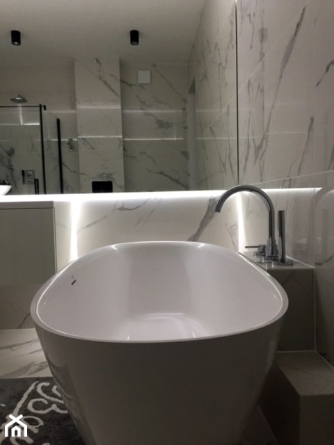 Biały marmur w łazience - zdjęcie od Lafhome - Homebook