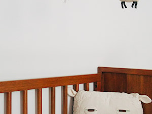 Mały biały pokój dziecka dla niemowlaka dla chłopca dla dziewczynki - zdjęcie od Metaphor