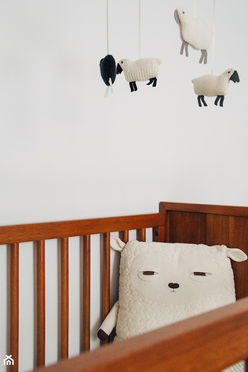 Mały biały pokój dziecka dla niemowlaka dla chłopca dla dziewczynki - zdjęcie od Metaphor