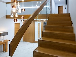 Schody drewniane ze szklaną balustradą - Schody, styl nowoczesny - zdjęcie od ZPD KAMI schody drewniane