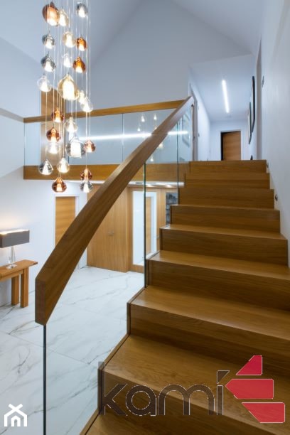 Schody drewniane ze szklaną balustradą - Schody, styl nowoczesny - zdjęcie od ZPD KAMI schody drewniane