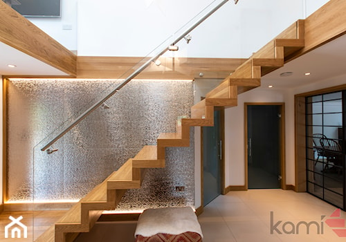 Schody dębowe z balustradą szklaną i stalową poręczą - Schody jednobiegowe stalowe, styl nowoczesny - zdjęcie od ZPD KAMI schody drewniane