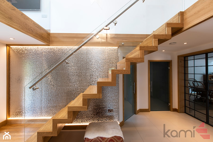 Schody dębowe z balustradą szklaną i stalową poręczą - Schody jednobiegowe stalowe, styl nowoczesny - zdjęcie od ZPD KAMI schody drewniane