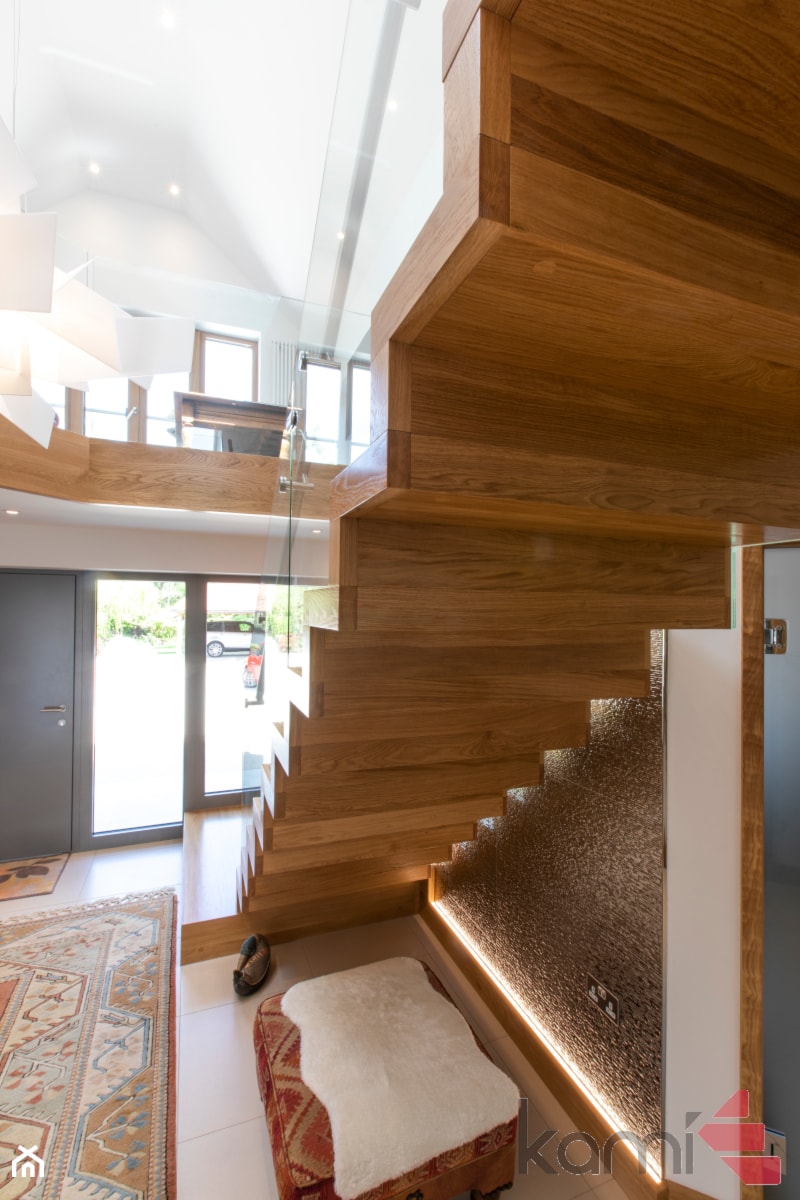 Schody dębowe z balustradą szklaną i stalową poręczą - Schody, styl nowoczesny - zdjęcie od ZPD KAMI schody drewniane